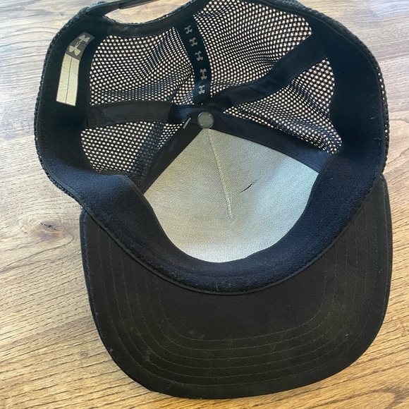 Hat Cap Under Armour Black and Gray Youth UA Snapback Ajustable Stretch EUC - Picture 6 of 6